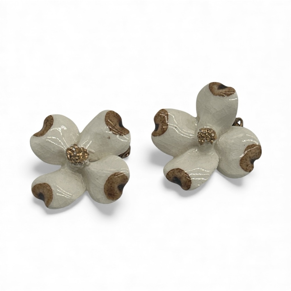 Vintage Crown Trifari White Enamel Dogwood Flower Clip-on‎ Earrings